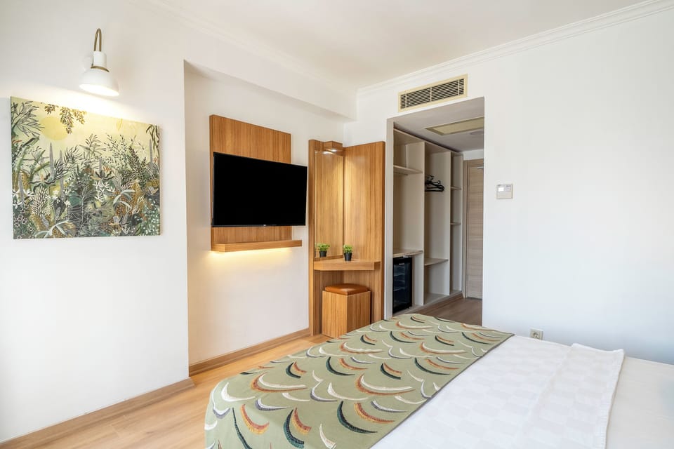 Standard Room | Premium bedding, minibar, in-room safe, blackout drapes