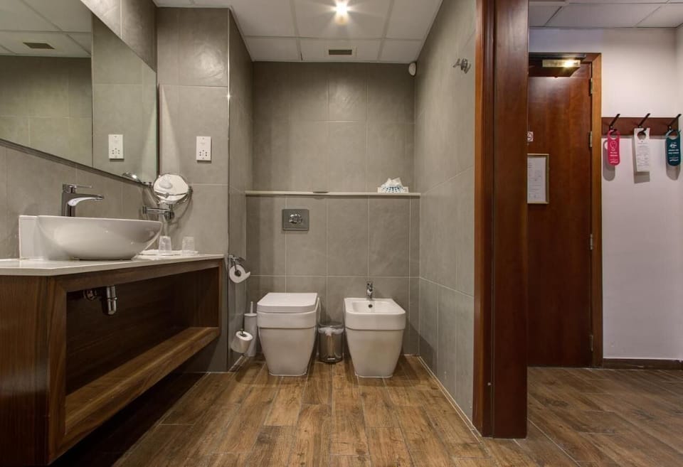 Combined shower/tub, eco-friendly toiletries, hair dryer, towels