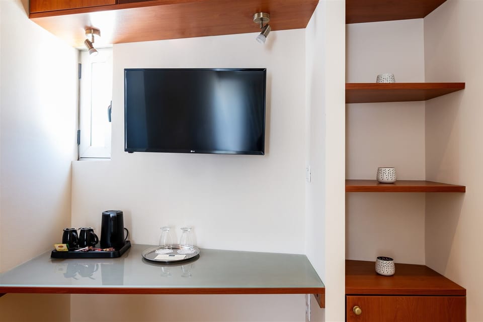 Junior Suite | In-room safe, desk, laptop workspace, blackout drapes