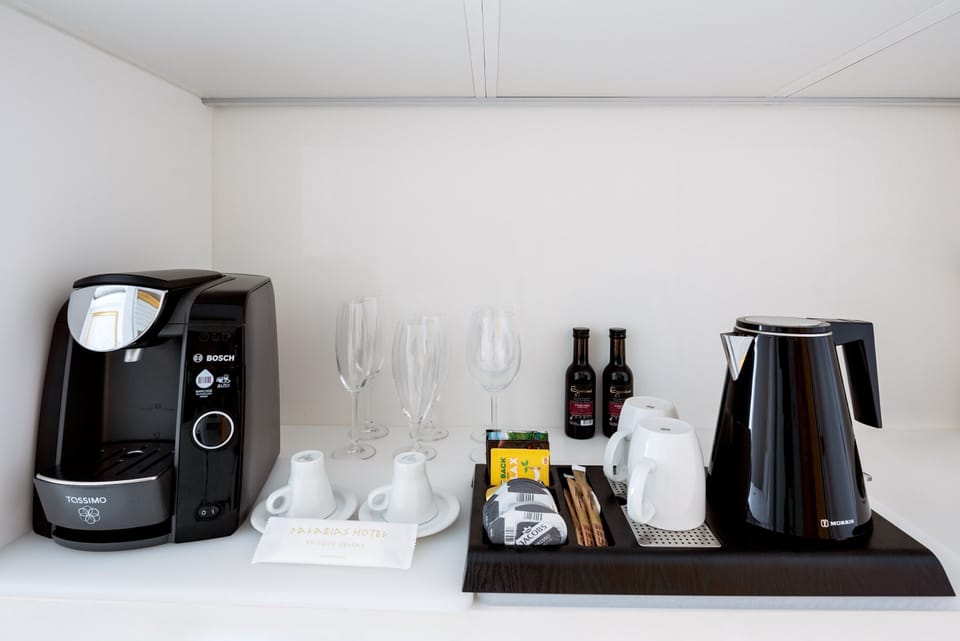 Deluxe Room | In-room safe, desk, blackout drapes, soundproofing