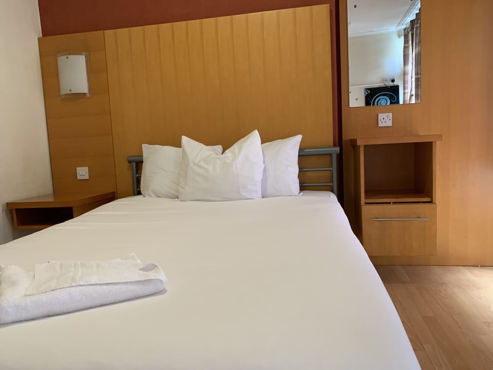 Basic Double Room, Shared Bathroom | Living room | TV