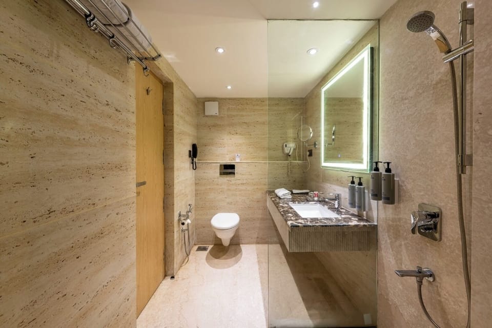 Club Twin Room | Bathroom | Shower, free toiletries, hair dryer, towels