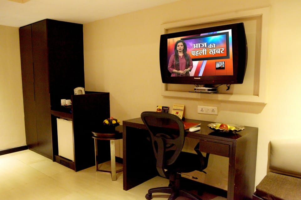 Standard Room | Minibar, in-room safe, blackout drapes, iron/ironing board