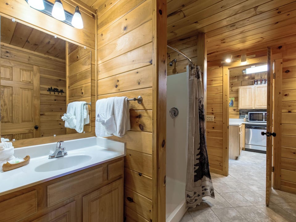 Bear Necessities by Jackson Mountain Rentals Cabin in Gatlinburg
