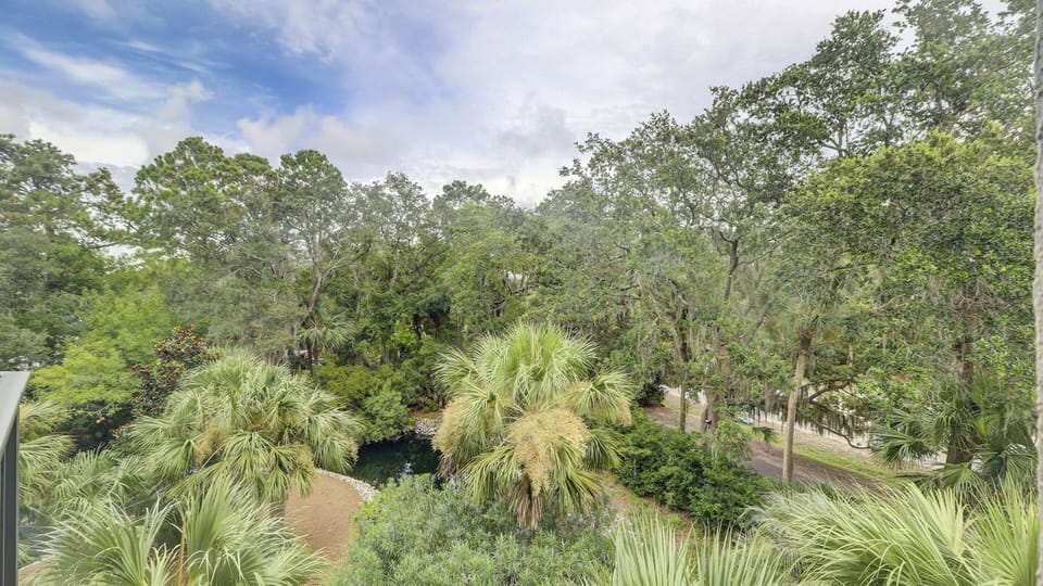 Condo (2 Bedrooms) | Property amenity