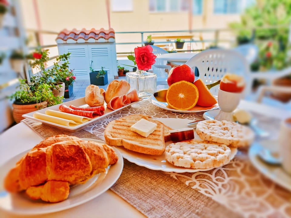 Continental breakfast on weekends (EUR 10 per person)