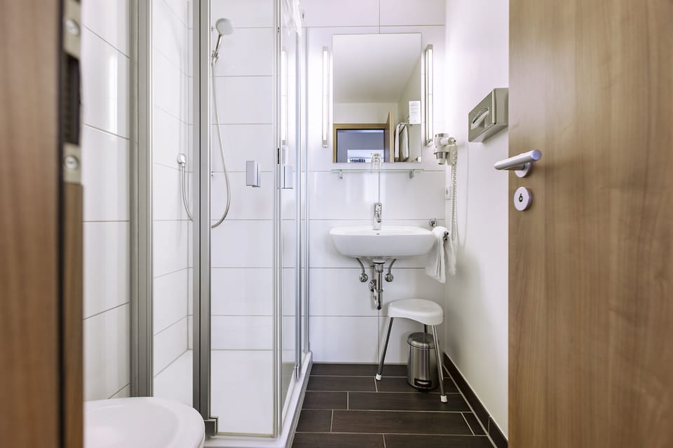 Economy Single Room, 1 Twin Bed, Non Smoking | Bathroom | Hair dryer, towels, soap, shampoo