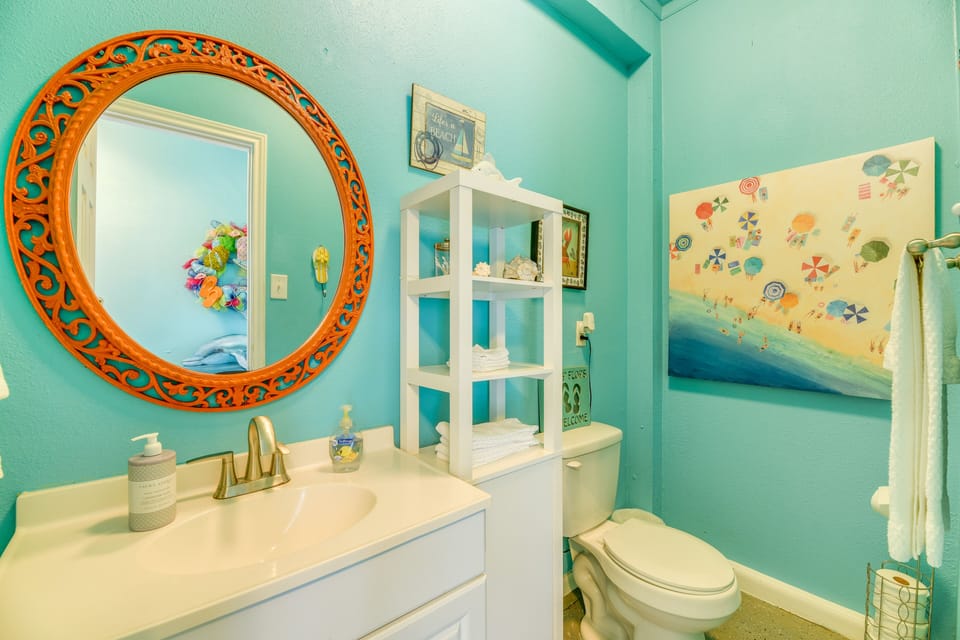 En-Suite Half Bathroom | Complimentary Toiletries | 1st Floor
