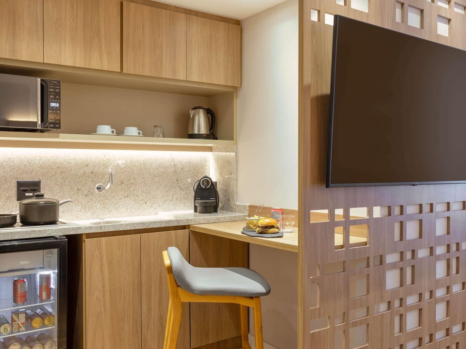 Executive Suite, 1 Double Bed | Minibar, in-room safe, desk, blackout drapes