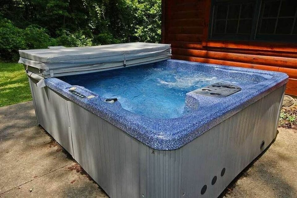 LARGE hot tub, 10-12 person