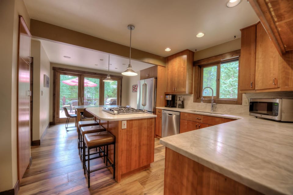 Updated gourmet kitchen, fully equipped to entertain 
