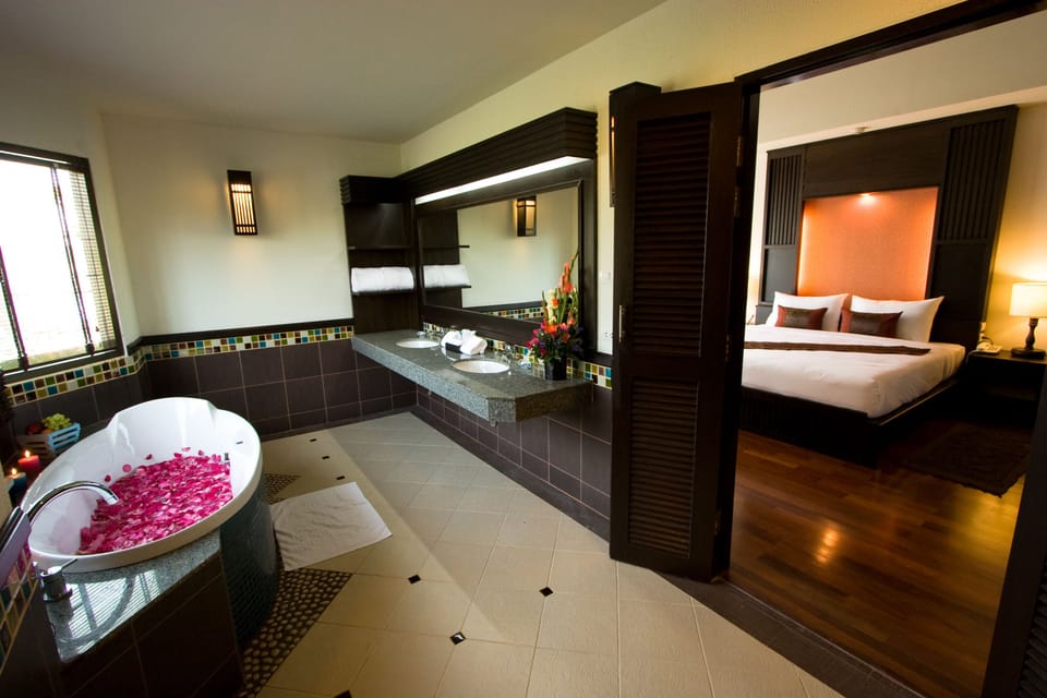 Combined shower/tub, deep soaking tub, free toiletries, hair dryer