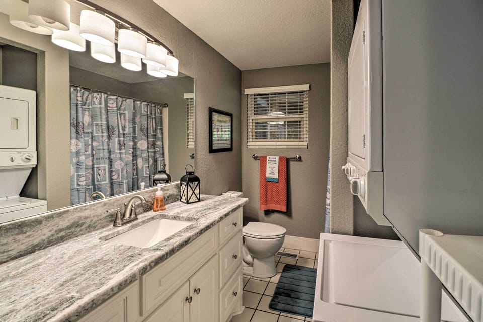 Full Bathroom | Complimentary Toiletries