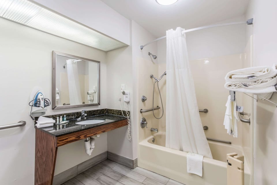 Combined shower/tub, free toiletries, hair dryer, towels