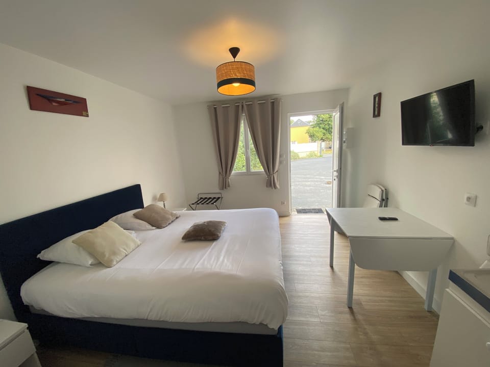 Comfort Studio | Individually decorated, individually furnished, desk, free WiFi