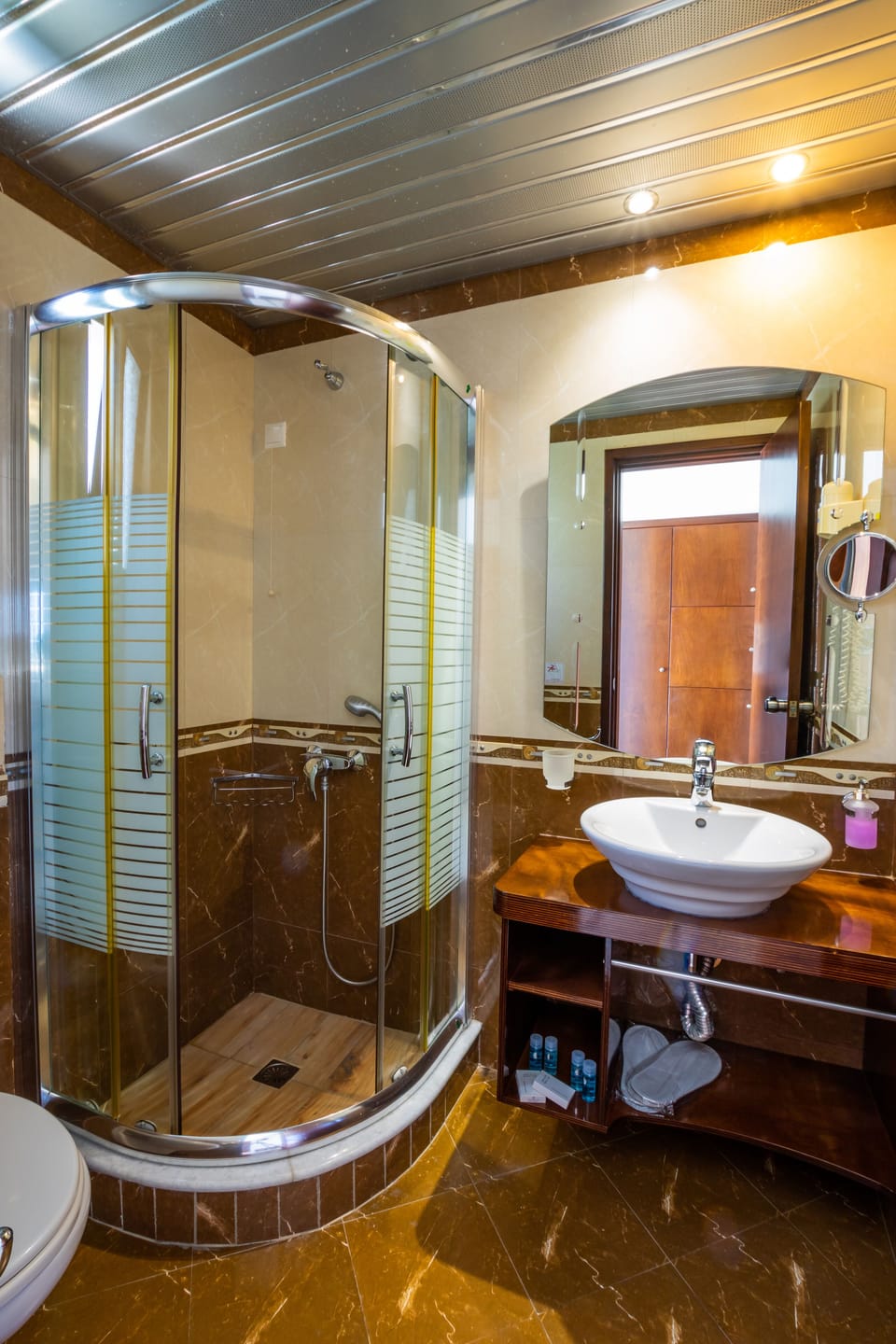 Standard Room, Sea View | Bathroom | Shower, free toiletries, hair dryer, slippers