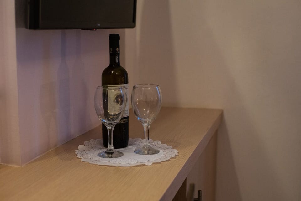 In-room safe, soundproofing, free WiFi, bed sheets