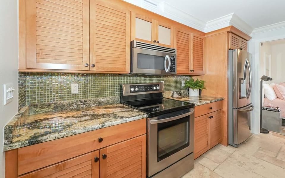 Stainless steel appliances with ample cabinets
