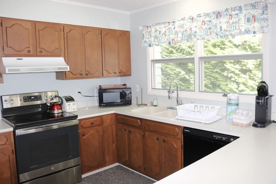 House, 2 Bedrooms | Private kitchen | Coffee/tea maker