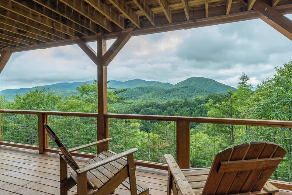 Panoramic mountain views are yours in every season at Brindle Barn!