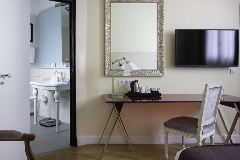 Twin Room - Complimentary soft minibar,courtesy tray, Chromecast and digital press | Free minibar, in-room safe, desk, blackout drapes
