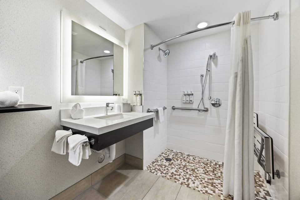 Combined shower/tub, free toiletries, hair dryer, towels