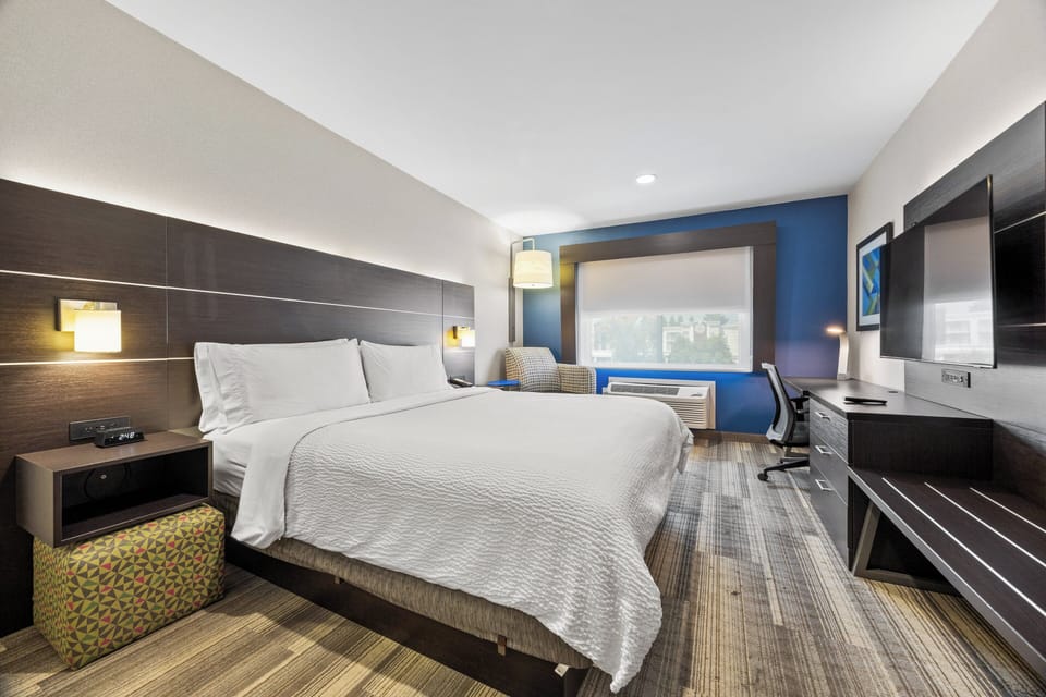 Standard Room, 1 King Bed | Premium bedding, in-room safe, desk, iron/ironing board