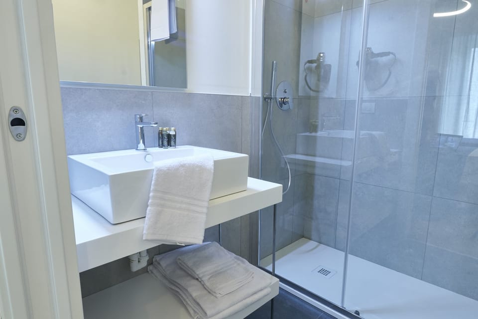 Deluxe Room | Bathroom