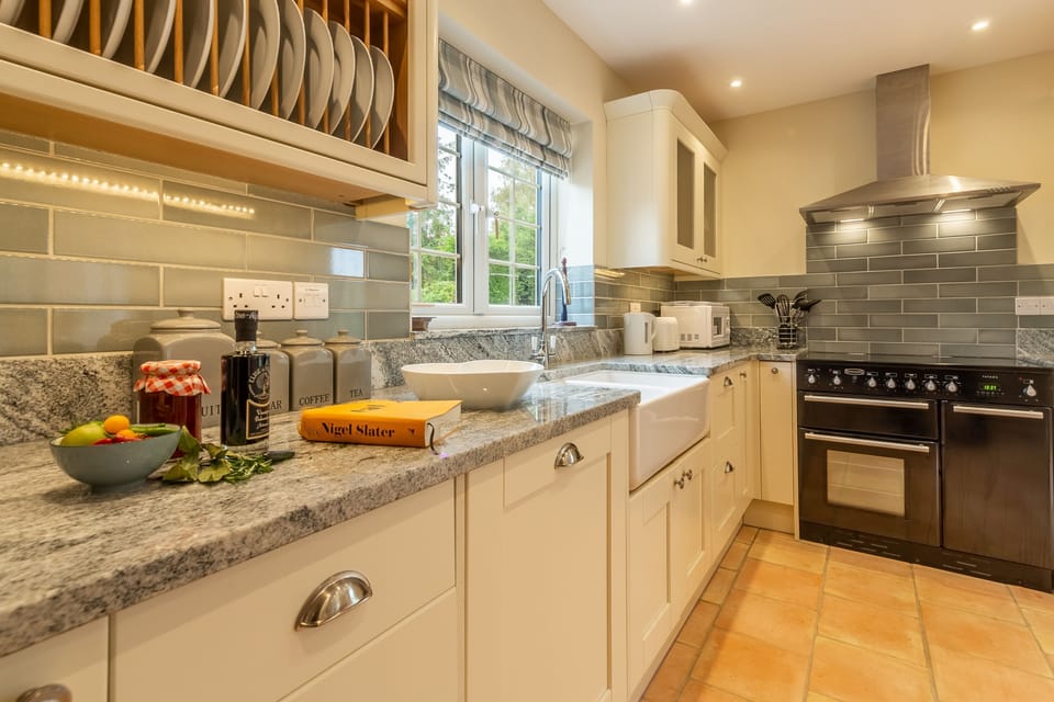 Ground floor: Well-equipped kitchen