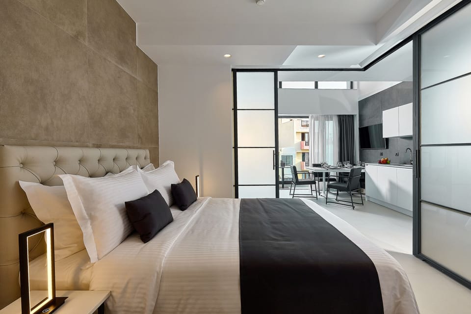 Comfort Loft | Premium bedding, in-room safe, individually decorated, blackout drapes