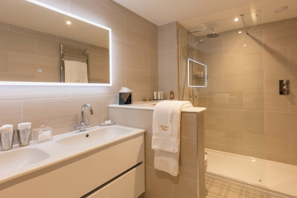 Deluxe Annex Suite | Bathroom | Bathrobes, slippers, towels