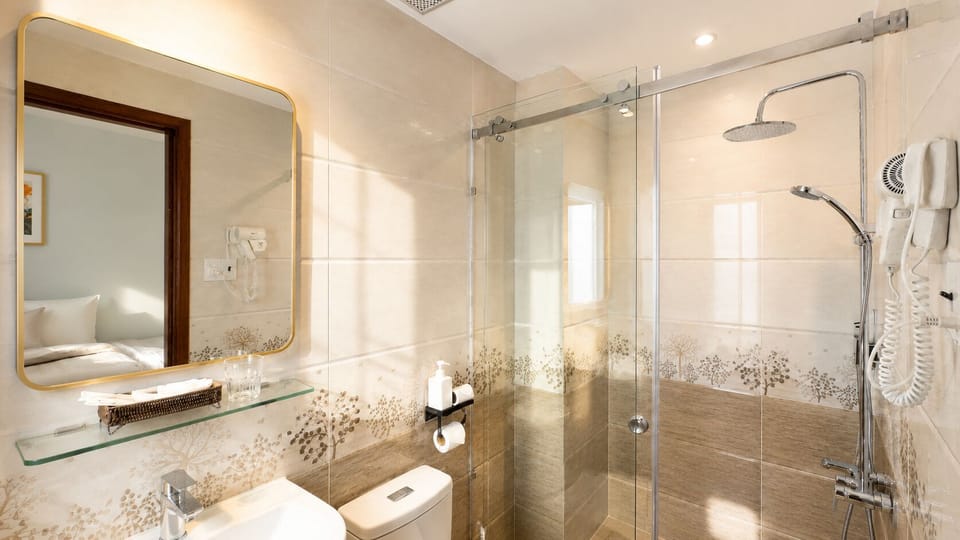 Standard Double Room | Bathroom | Shower, free toiletries, hair dryer (on request), towels