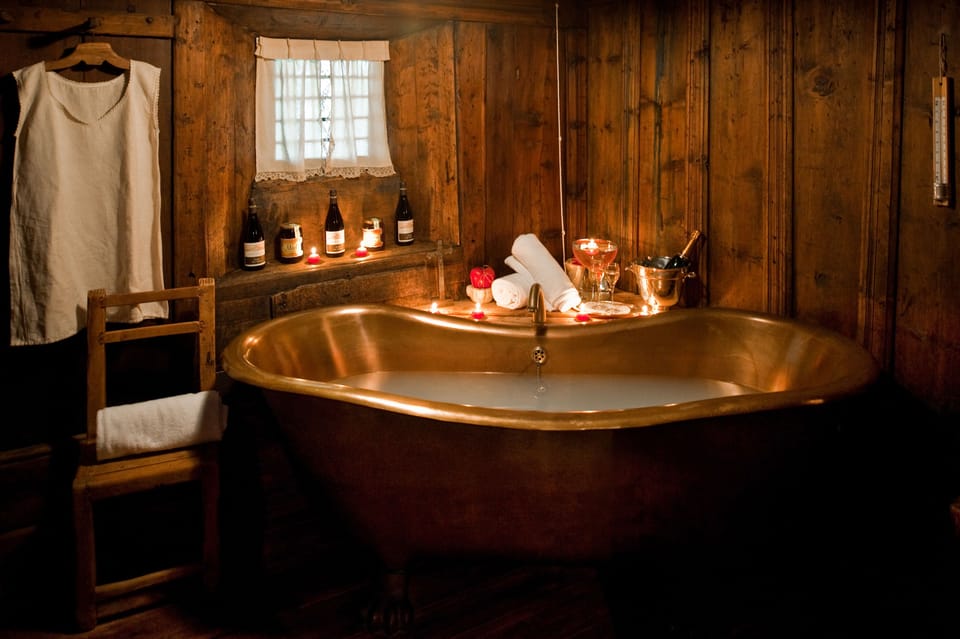 Couples treatment rooms, sauna, hot tub, steam room, hot springs