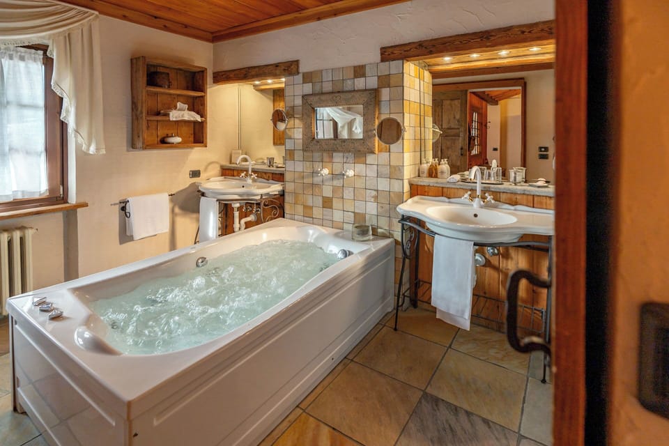 Deluxe Chalet | Hypo-allergenic bedding, down comforters, minibar, in-room safe