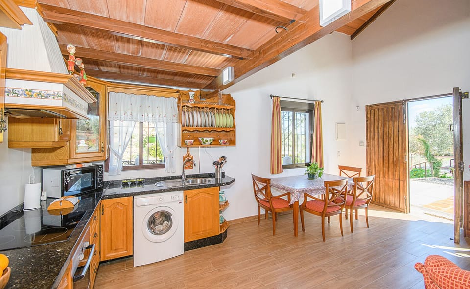 Enjoy the kitchen of this house near El Caminito del Rey