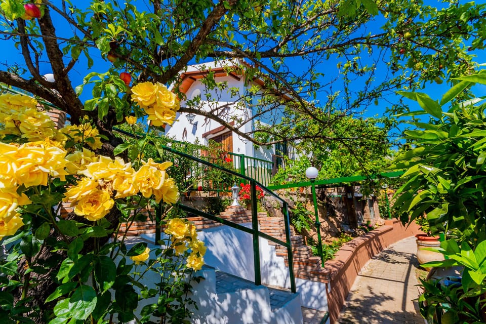 Enjoy the garden of this house near El Caminito del Rey