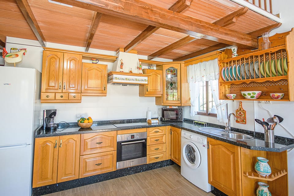Enjoy the kitchen of this house near El Caminito del Rey