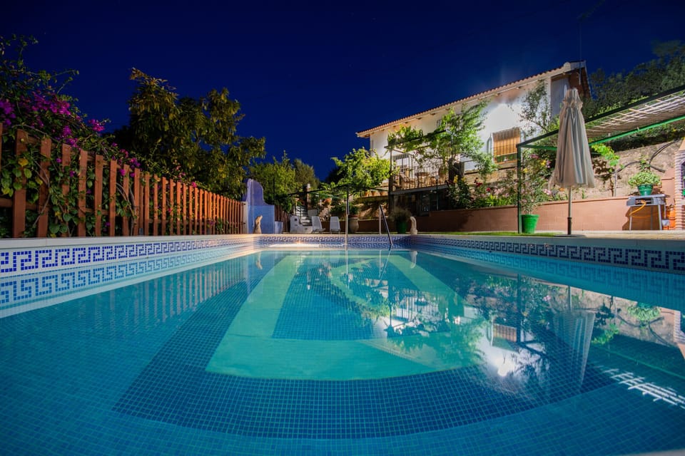 Enjoy the pool of this house near El Caminito del Rey