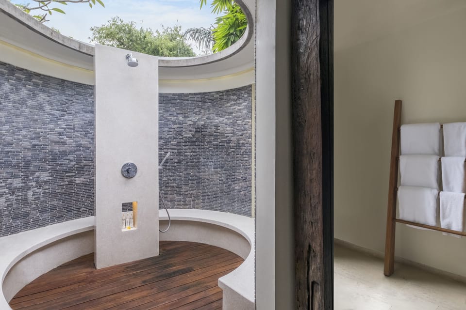 Garden Suites | Bathroom | Shower, free toiletries, hair dryer, bathrobes