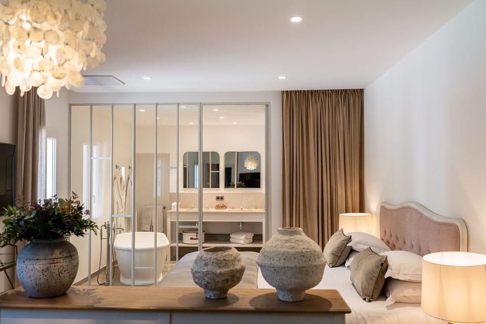 Suite | In-room safe, iron/ironing board, WiFi, bed sheets