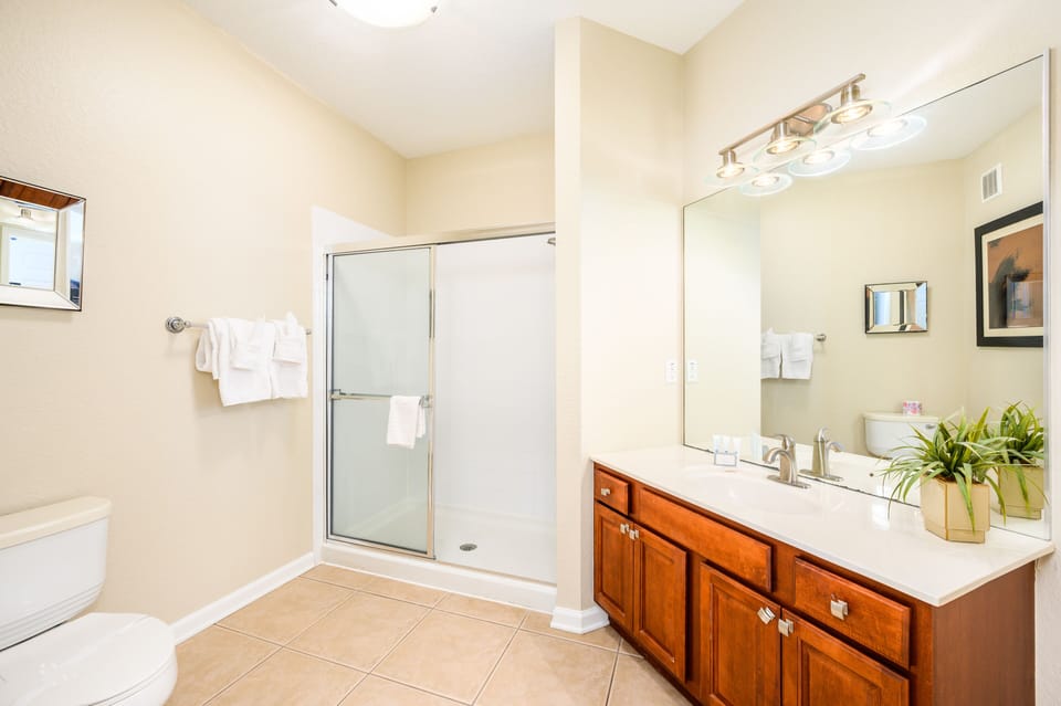 Primary En-Suite Bathroom