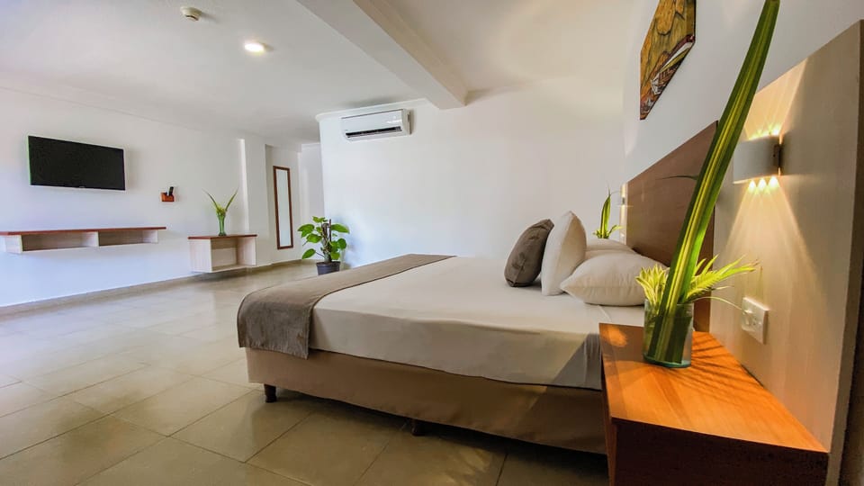 Comfort Room, Balcony | Premium bedding, in-room safe, blackout drapes, free WiFi