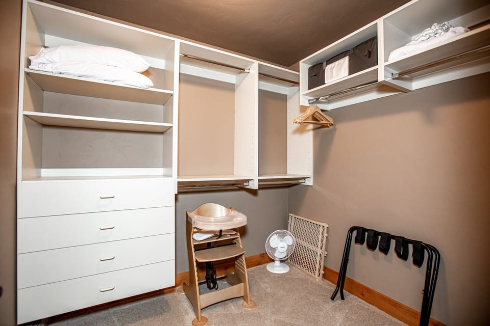 Room with 2 Double Beds - Closet