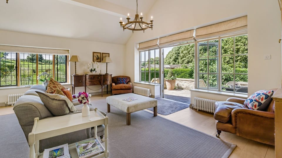 The charming seating area in the kitchen / dining room overlooks the rear patio