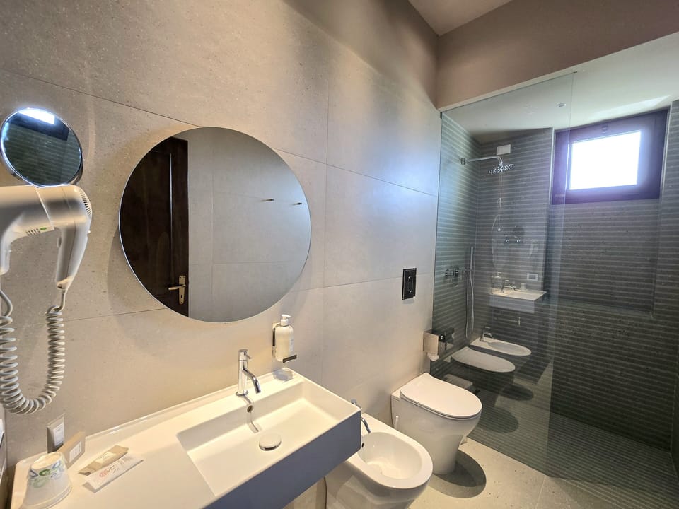 Family Room | Bathroom | Shower, rainfall showerhead, eco-friendly toiletries, hair dryer