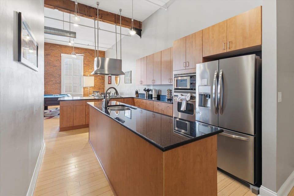 Fully Stacked Kitchen with stainless steel appliances
