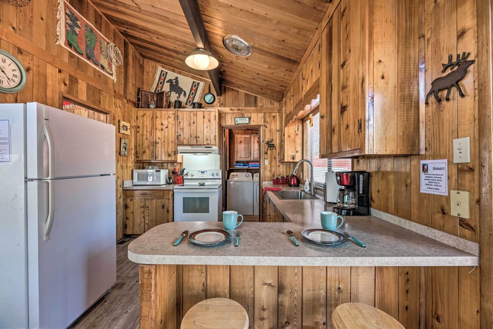 Kitchen | 2-Person Breakfast Bar
