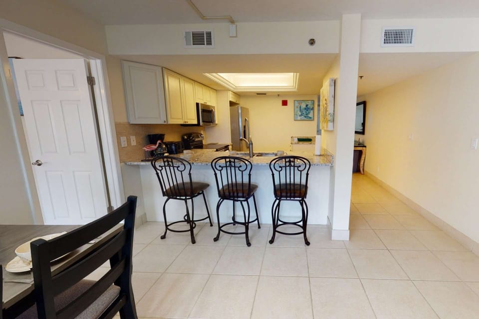 Dining table for 4 plus counter bar seating for 3.