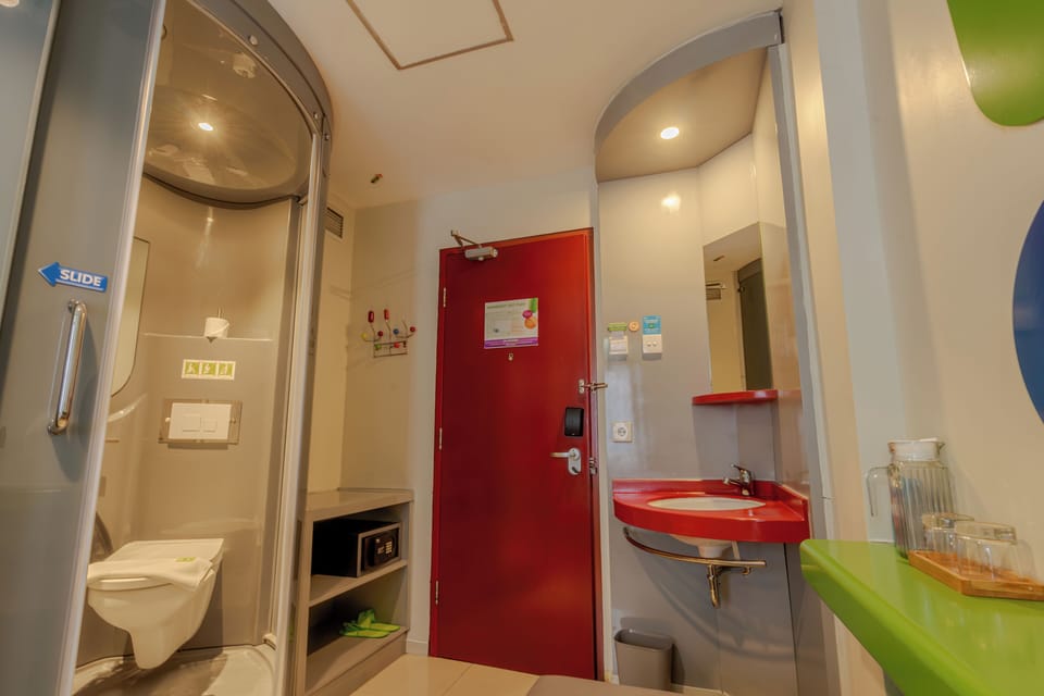 Shower, eco-friendly toiletries, bidet, towels