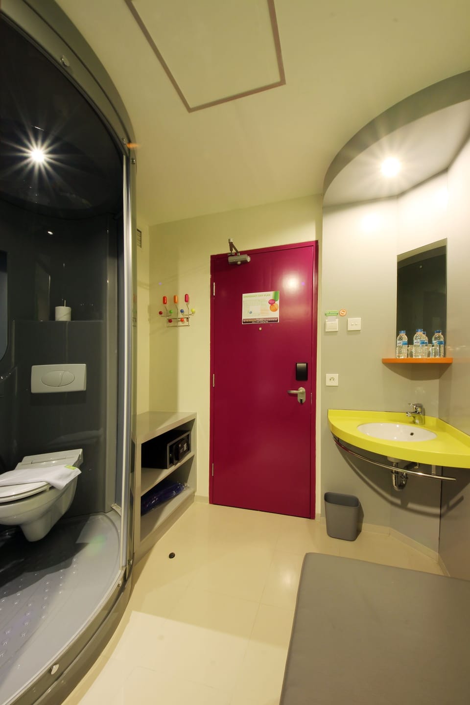 In-room safe, desk, free WiFi